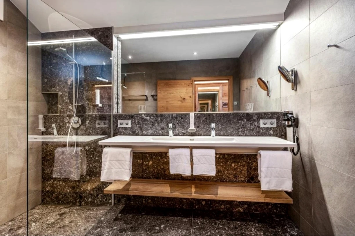 Professionell gereinigtes modernes Badezimmer